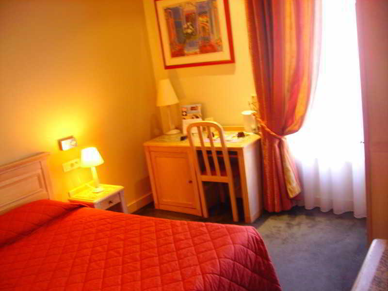 Brit Hotel Aux Sacres Reims, Centre Historique Екстериор снимка