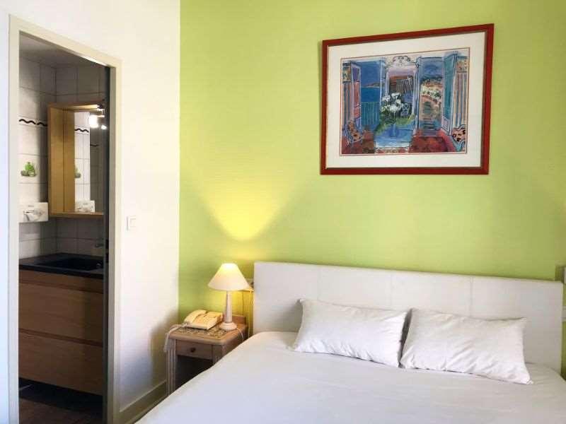 Brit Hotel Aux Sacres Reims, Centre Historique Стая снимка