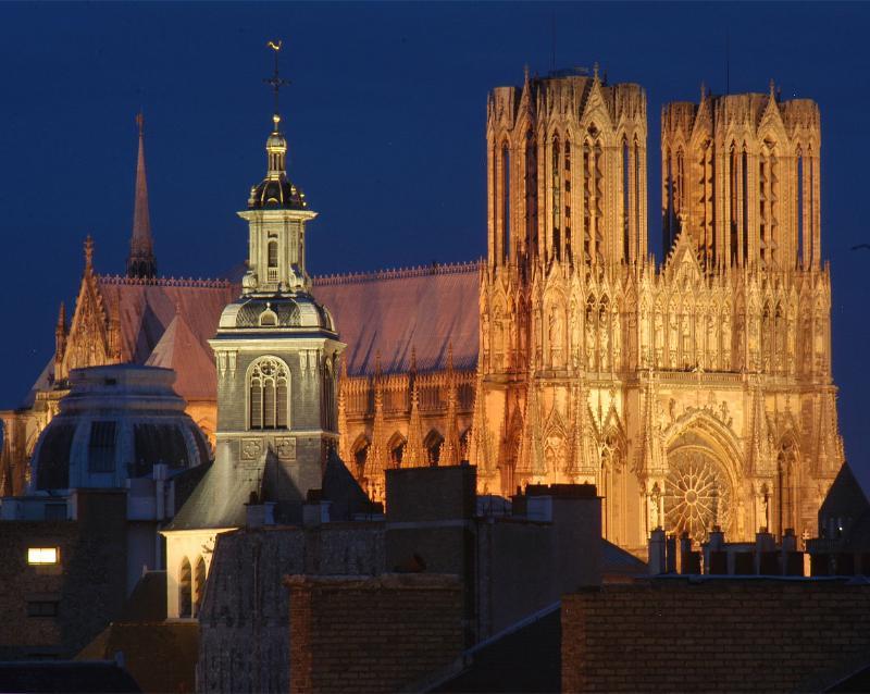 Brit Hotel Aux Sacres Reims, Centre Historique Екстериор снимка