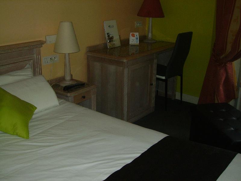 Brit Hotel Aux Sacres Reims, Centre Historique Екстериор снимка