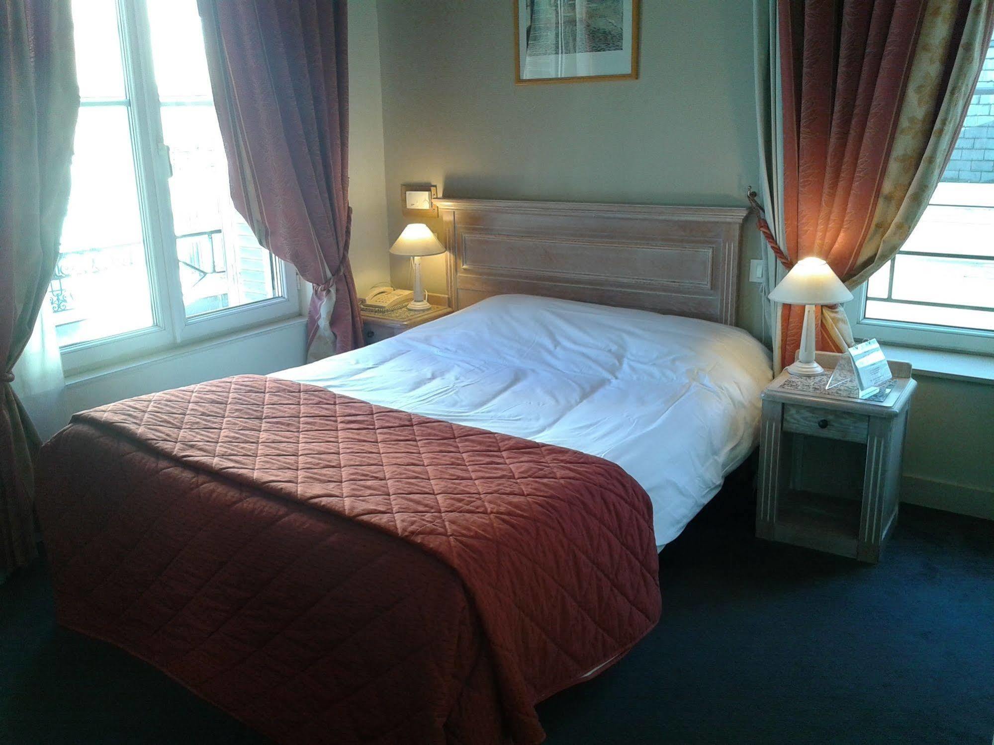 Brit Hotel Aux Sacres Reims, Centre Historique Екстериор снимка