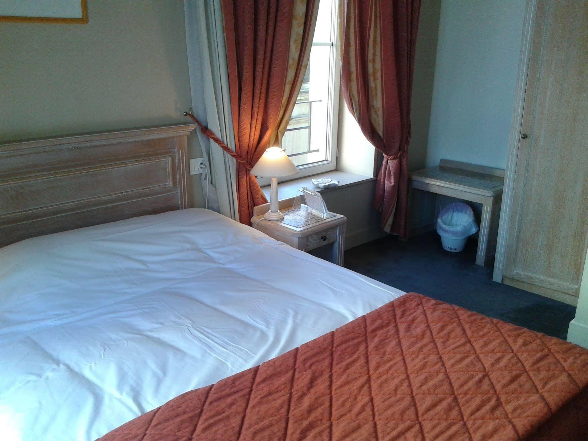 Brit Hotel Aux Sacres Reims, Centre Historique Екстериор снимка