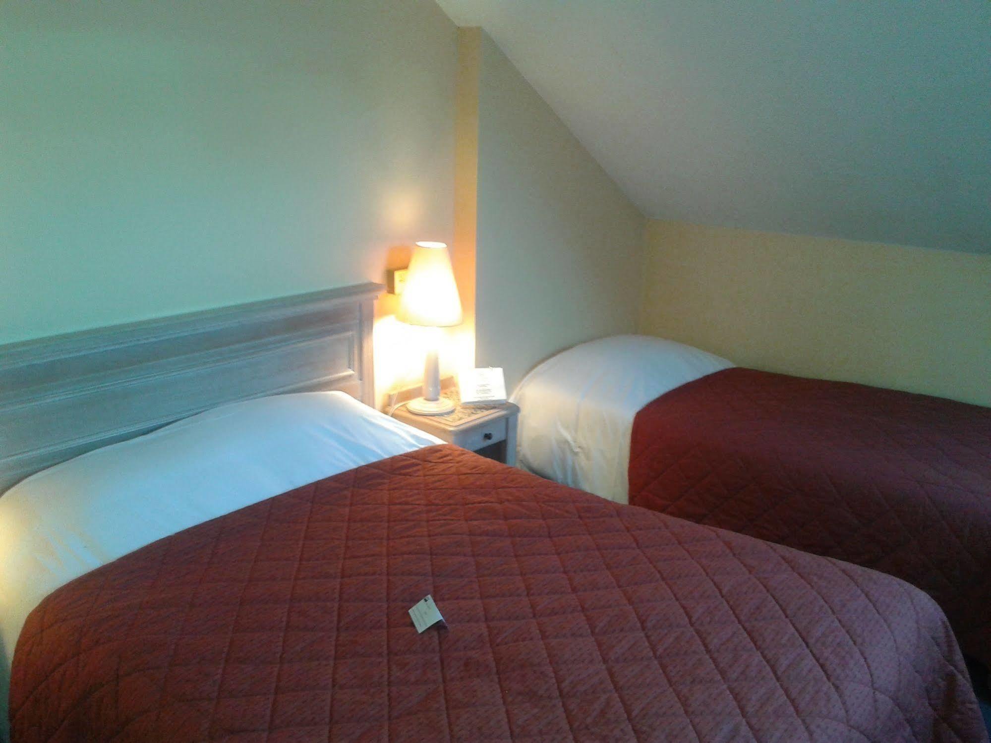 Brit Hotel Aux Sacres Reims, Centre Historique Екстериор снимка