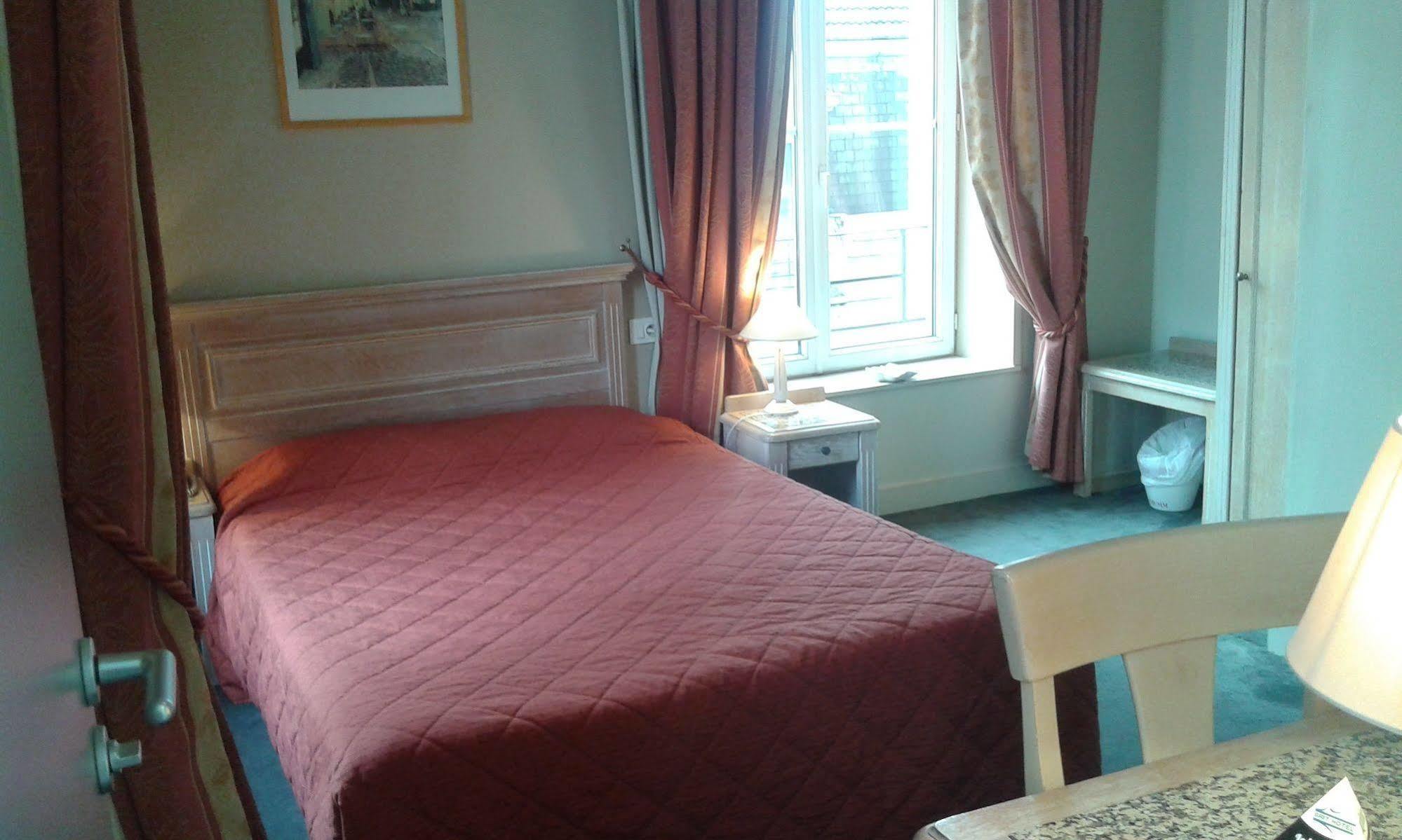 Brit Hotel Aux Sacres Reims, Centre Historique Екстериор снимка